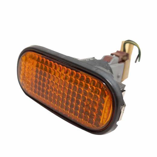 Повторитель поворота в крыло Honda Civic/ Ferio '91-'95/ Ascot/ Rafaga '93-'97/ Domani '92-'96/ Odyssey '99-'03 (40-43) желтый контрактный