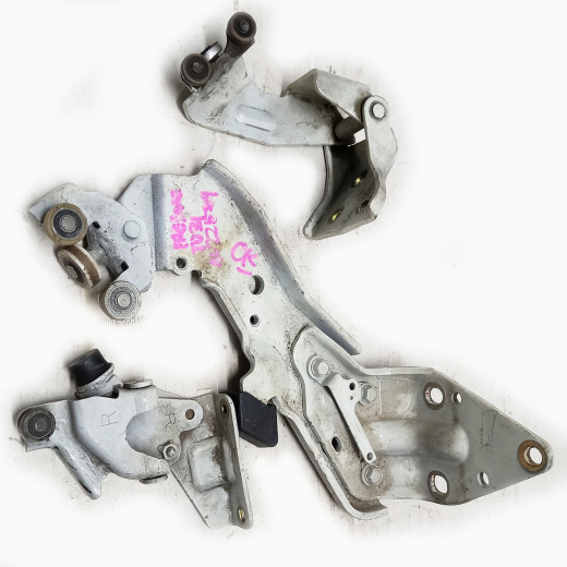 Шарнир задней правой двери Nissan Presage '03-'09 верхний+нижний контрактный