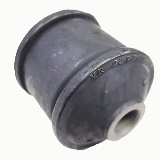 Сайлентблок заднего нижнего рычага продольный R8 MR223792