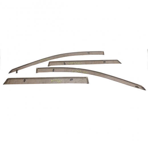 Ветровик Toyota Ist '02-'07 (комплект) контрактный