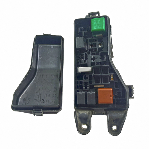 Блок реле (под капот) Toyota Mark II '00-'04/ Blit '02-'07 контрактный