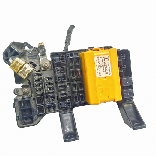 Блок реле (под капот) Mitsubishi Montero '00-'06/ Pajero '99-'07 контрактный