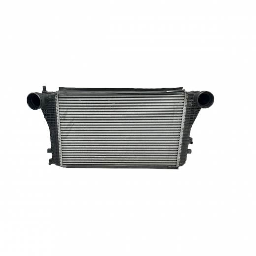 Интеркулер Volkswagen Golf V '03-'13/ Golf VI '08-'12/ Jetta '05-'10/ Touran '03-'06/ Touran '06-'10/ Touran '10-'15/ Passat '05-'10/ Passat '10-'15/ Scirocco '08-'20/ Tiguan '08-'17/ Passat Сс '08-'11 (BMN, AXX, BPY, BWA, CAWB, CCTA, CBDA, BLG, BMY, CAYB, CAYC, BKC, BLS, BXE, CBAA, CBAB, CBBB, CBDC, CFFA, CFFB, CFGB, CJAA, CAVD, CTH, CBFA, CCZB, AZV, BKD, BMM, CBDB, CEGA, AVQ, BRU, BXF, BXJ, CFJA, CAVC, CFHC, CAVB, CTHB, CTHC, BKP, BMP, BMR, CDAA, CDAB, CNWA, CTKA, BWK, CAVA, CCTB, CCZA, CCZC, CLLA) Контрактный