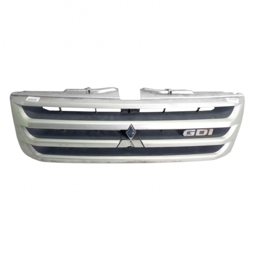 Решетка радиатора Mitsubishi Pajero IO '00-'07 контрактная
