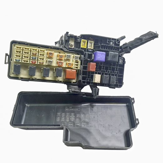 Блок реле (под капот) Toyota Camry '01-'06/ Windom '01-'06/ Lexus ES '01-'06 контрактный
